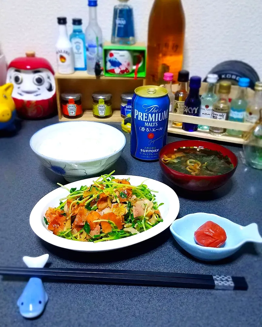 Snapdishの料理写真:ジム前に、豆苗ベーコン炒めにて晩ごはん😋|masaki .fさん