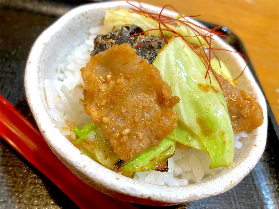 豚とキャベツの味噌炒め丼|ガラクタさん