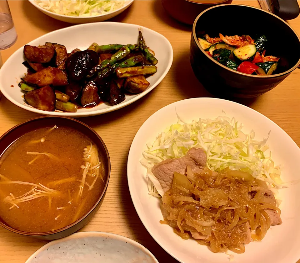 昨日:豚の生姜焼き、茄子とアスパラの味噌炒め、きゅうりとトマトのごまキムチ、味噌汁|tsumaminaさん