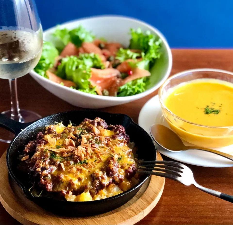 チリコンカンのポテトチーズ焼き、スモークサーモンサラダ、人参スープ　　　　　Grilled chili concan potatoes and cheese、Grilled chili concan potatoes and cheese、Cold carrot soup|マユマユさん