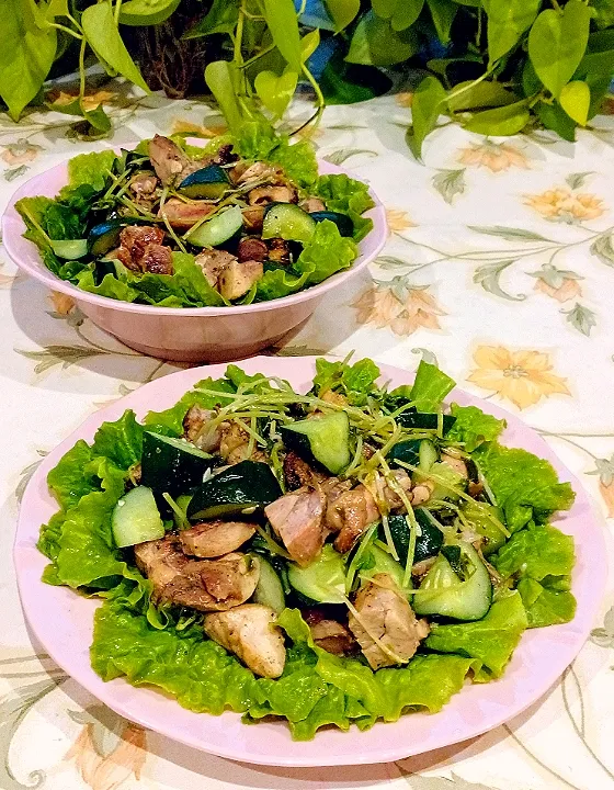 Snapdishの料理写真:温野菜サラダ
炭焼きチキンで
豆苗と胡瓜のマヨネーズ炒め|🌻ako ·͜·♡peco🌻さん