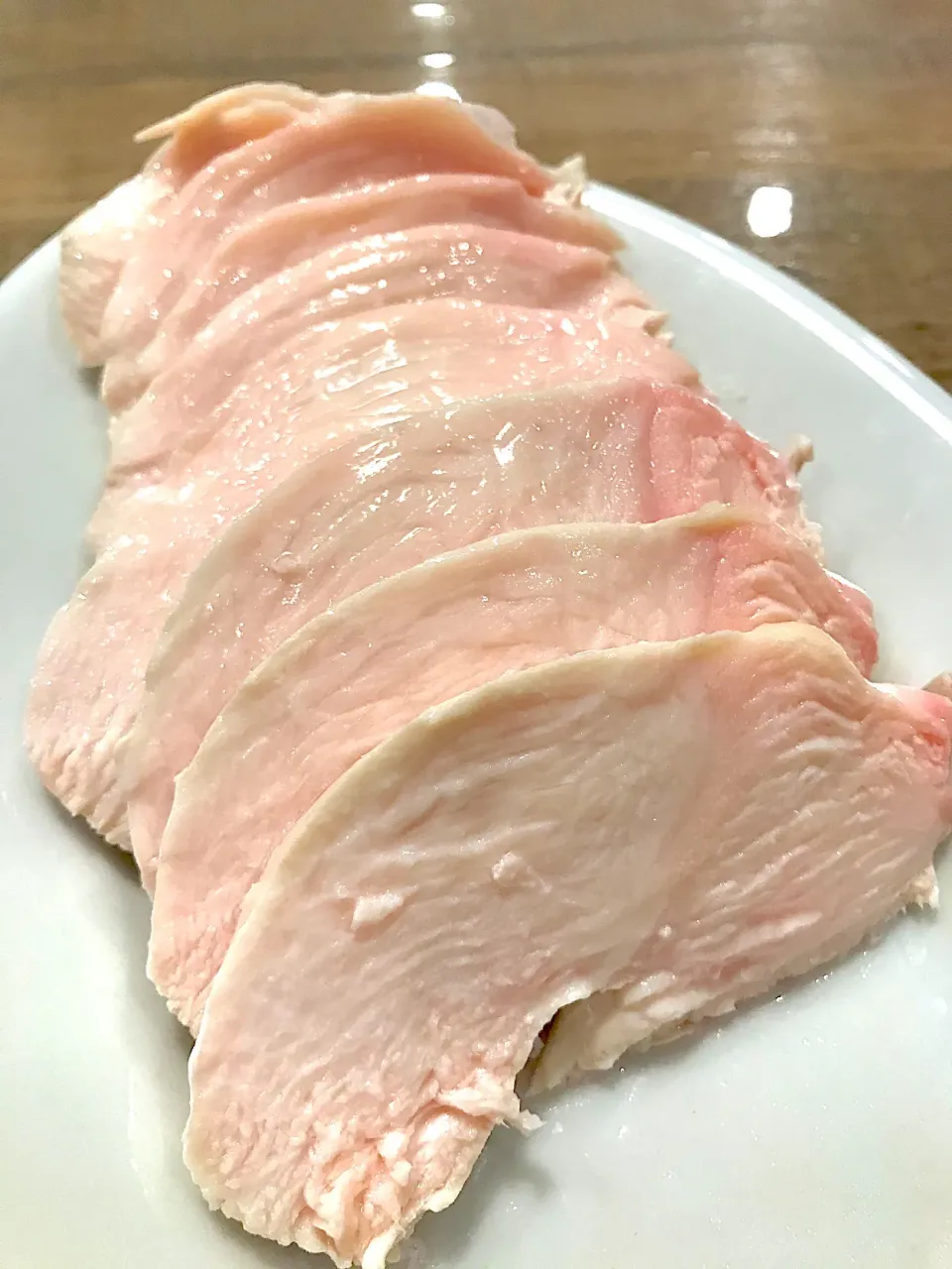 Snapdishの料理写真:鶏の胸肉を博多の塩で茹でただけ。火入れ完璧。|今泉平さん