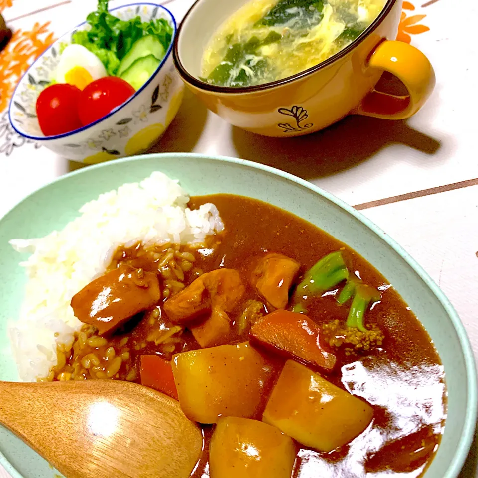 Snapdishの料理写真:ごろごろ野菜チキンカレー、サラダ、かきたま中華スープ|奏 kanadeさん