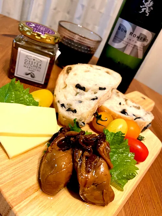 ワインと😋🍷🎶✨
牡蠣の吟醸オイル漬けとオリーブのパンパン。最高です😍
この「牡蠣の吟醸オイル漬け」すごいです✨大粒の牡蠣でうまみがすごい。
ちょっとナイフで切って、ペーストのようにパンにつけたり、そのままチビチビやったり🍷
おいしかった～😍|アイさん