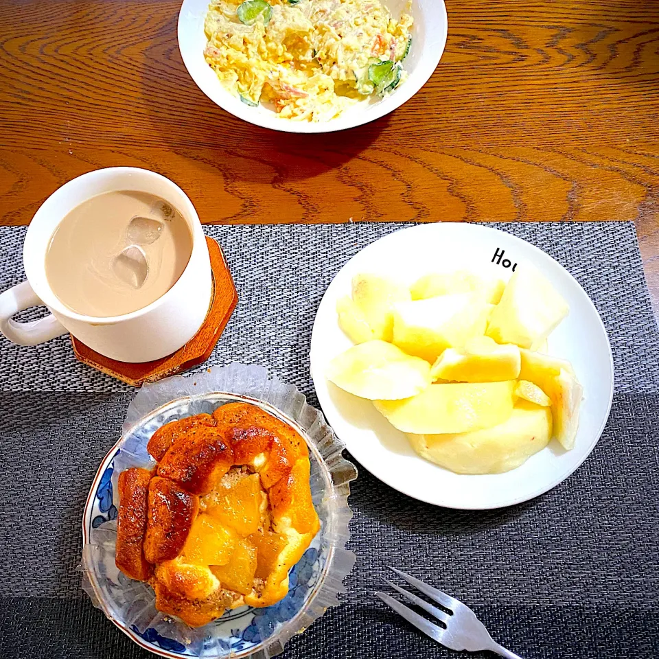 8月1日　朝ごはん　　アップルシナモンロール、桃、カフェオレ、サラダ|yakinasuさん