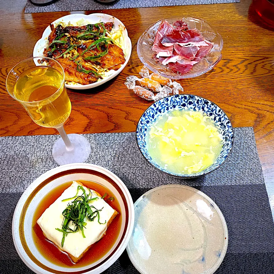 味の蒲焼きキャベツと共に、厚揚げチーズの煮浸し東岸の卵とじスープ、生ハム、スモークチーズ、ワイン|yakinasuさん