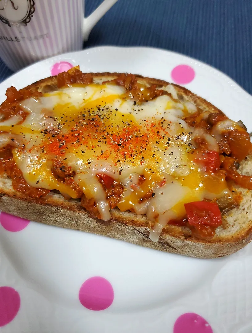 カレーパン

#前日のドライカレーの残り
#パンに乗せて焼きました
#美味しい美味しい
#朝ごはん|響子さん