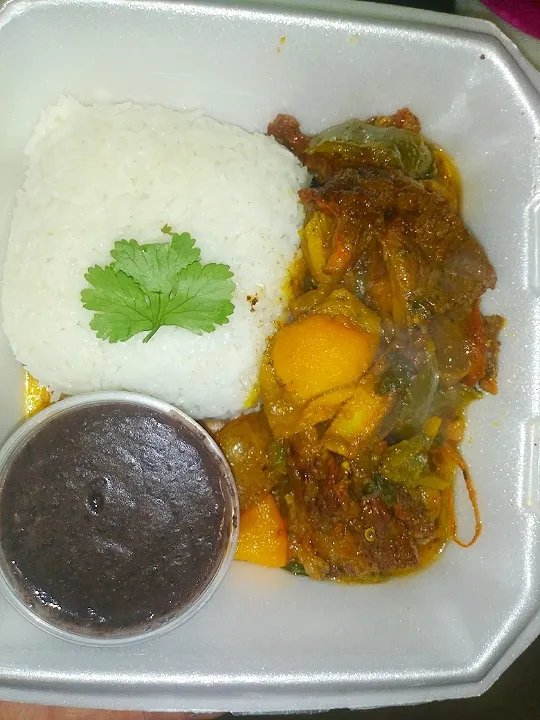 beef stew with vegetables white rice and beans|siscoさん