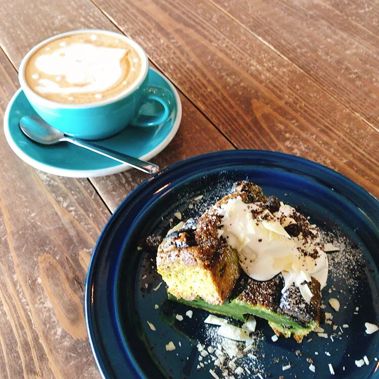 抹茶とオレオのケーキとカプチーノ☕️|ちゃみこさん