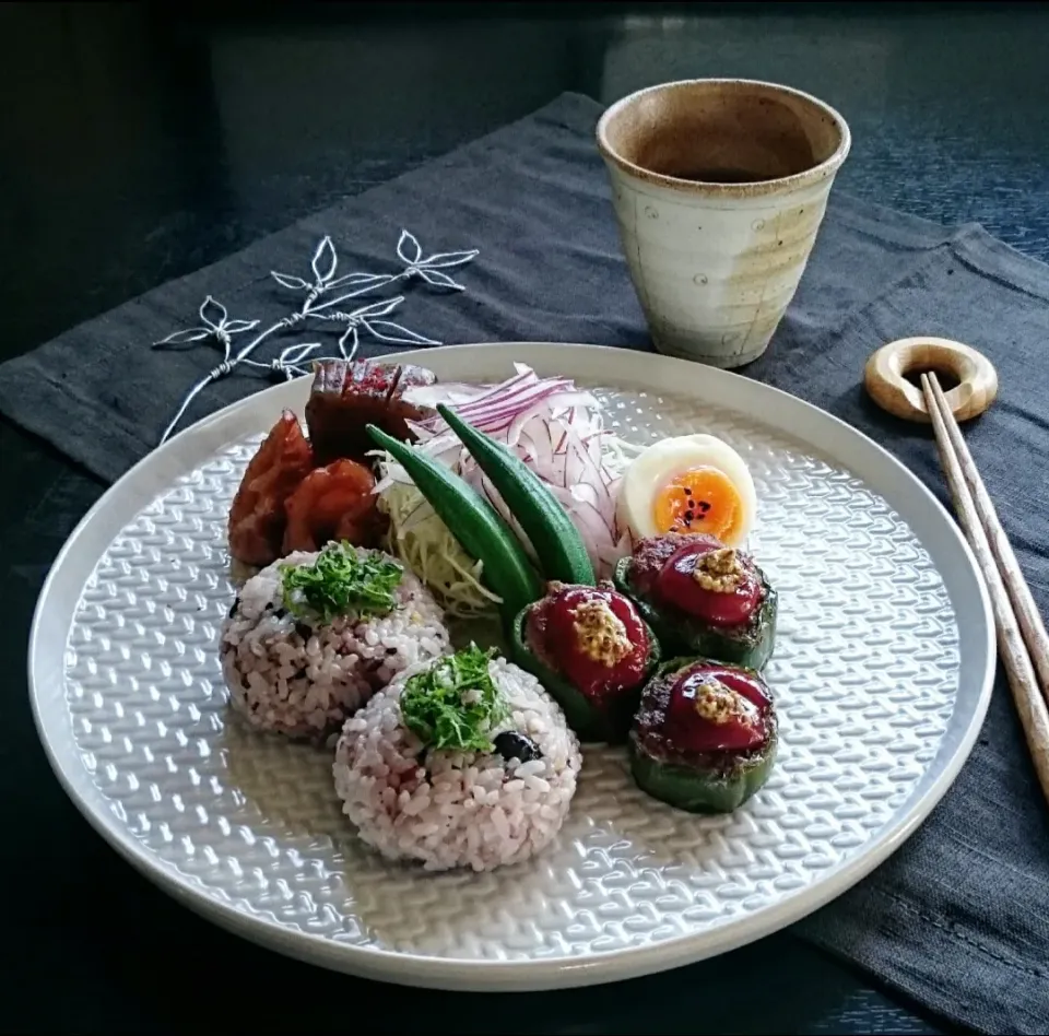 Snapdishの料理写真:十六穀ごはんのおにぎりと肉詰めピーマンのおうちランチ🎶|瑞さん