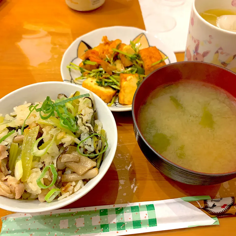 Snapdishの料理写真:豚バラと小松菜のピリ辛炊き込みご飯・豆苗と厚揚げのキムチ炒め・わかめの味噌汁|sayaさん