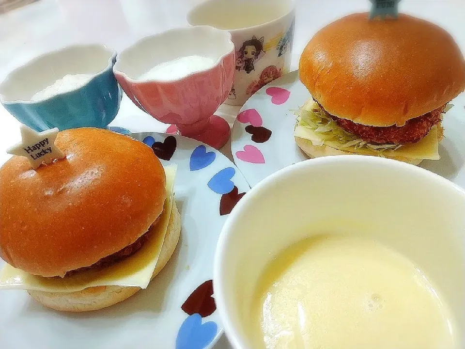 子供達朝ごはん☕️🍞🌄
コロッケチーズバーガー🍔
コーンスープ
バニラヨーグルト|プリン☆さん