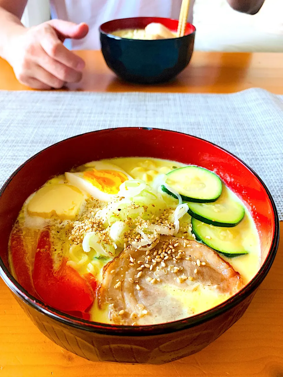 サッポロ一番塩ラーメンでアレンジ。豆乳カレーラーメン🍜|ちはるさん