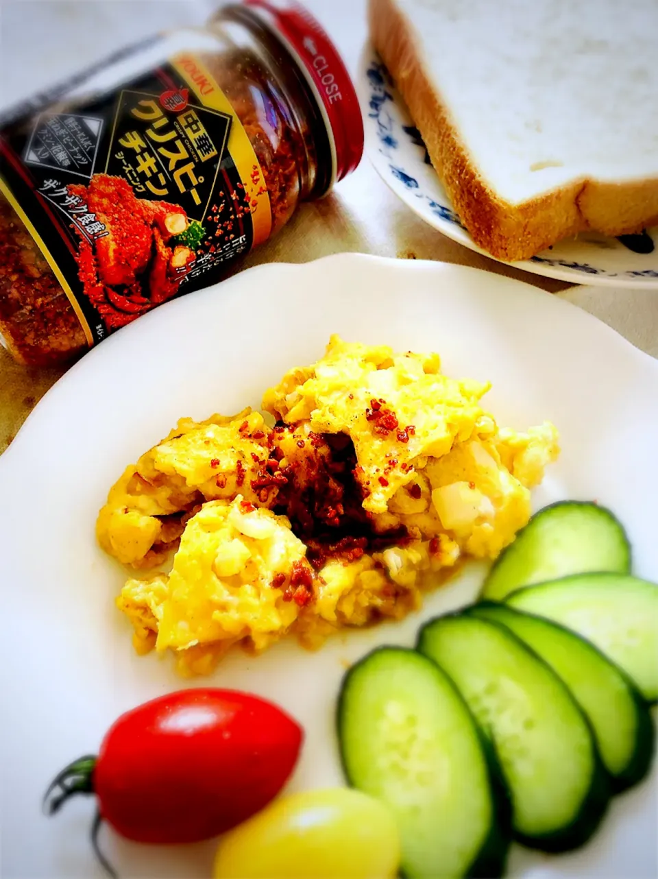 玉ねぎ入りスクランブルエッグとヤミツキトッピングでホットな朝食🍽|かえたんさん