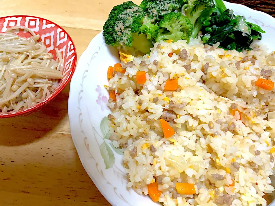 Snapdishの料理写真:エノキのバター醤油炒めと肉そぼろ炒飯|キャママさん