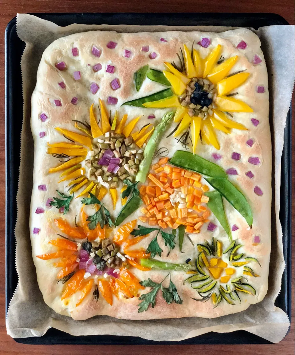 Snapdishの料理写真:アートフォカッチャ🌻フラワーフォカッチャ　　　ゴッホのひまわりNo.2                               Art focaccia  /                                          Van Gogh / sunflower No.2|マユマユさん