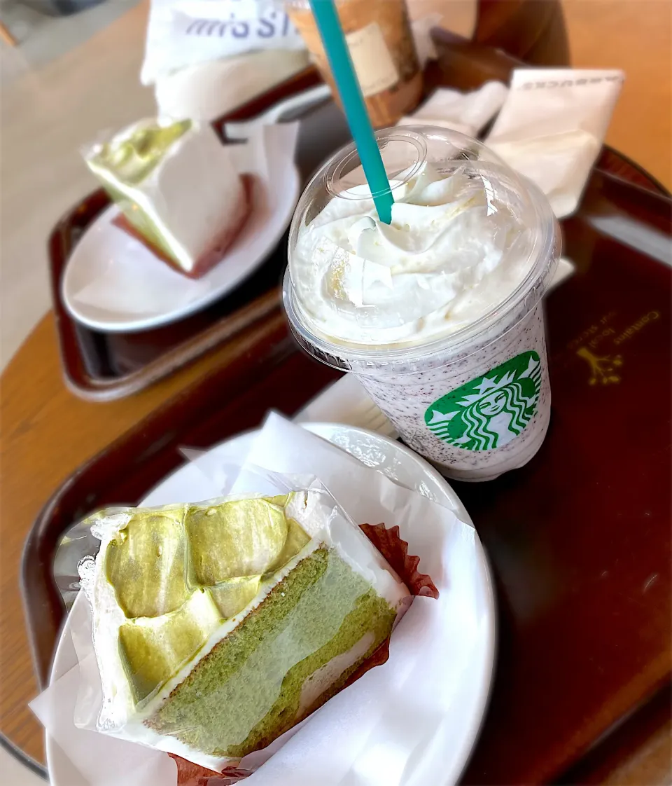 バニラクリームフラペチーノと抹茶シフォンケーキ|memeworld19さん