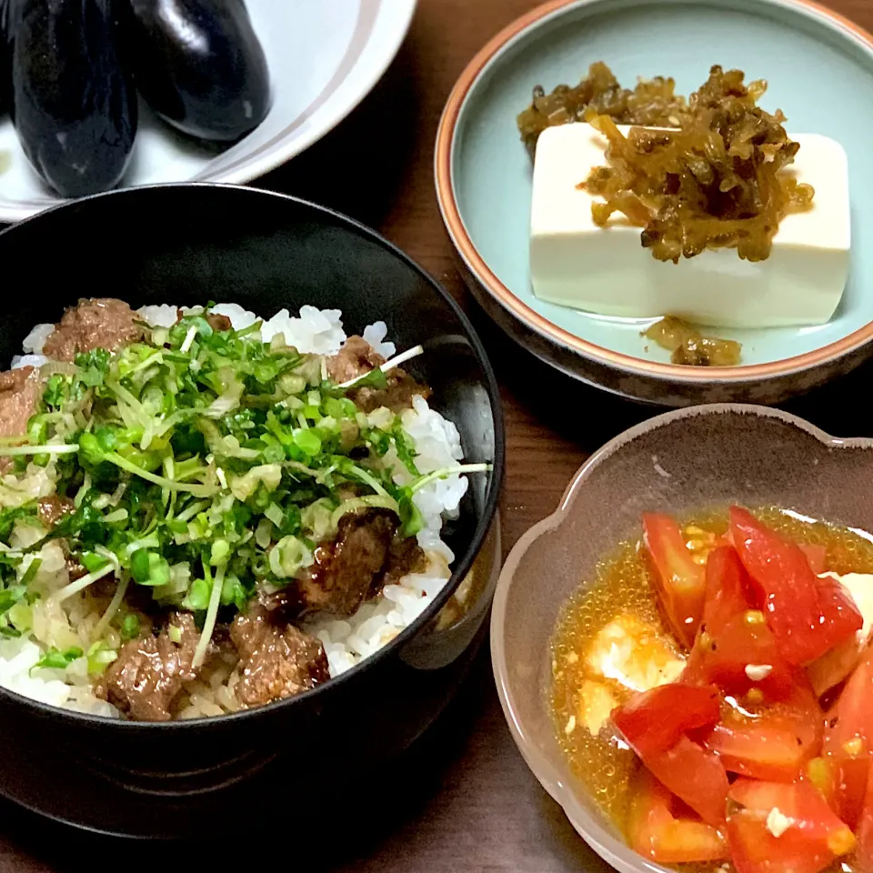 Snapdishの料理写真:ステーキ丼、クリチとトマトのサラダ、冷奴ゴーヤの佃煮のせ、ナスの漬物|sakiさん