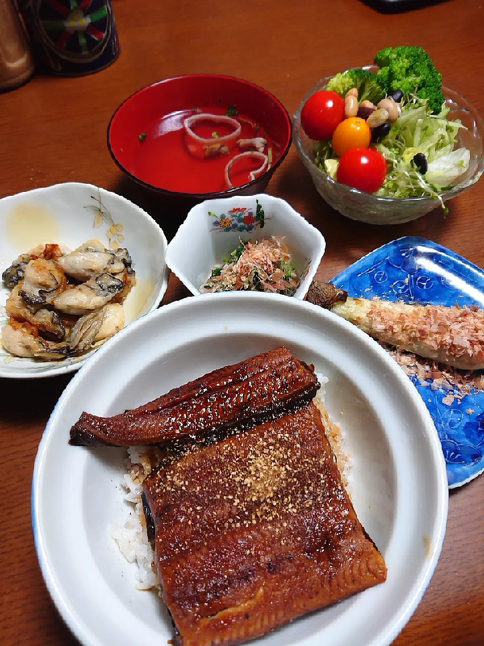 Snapdishの料理写真:鰻の蒲焼
牡蠣のバターしょうゆ炒め
焼き茄子
モロヘイヤお浸し
サラダ|ぱやさん