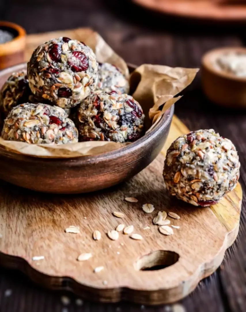 Snapdishの料理写真:Oats, Dates, Cashews & Peanut Butter Balls|Swaad India Kaさん