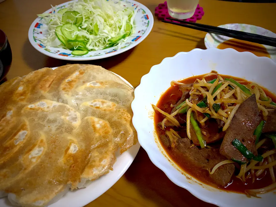 今日の男女飯絆は、
リクエストされ初めて作ったレバニラ炒めと王将餃子とプチサラダと味噌汁(*^。^*)|ひーちゃんさん