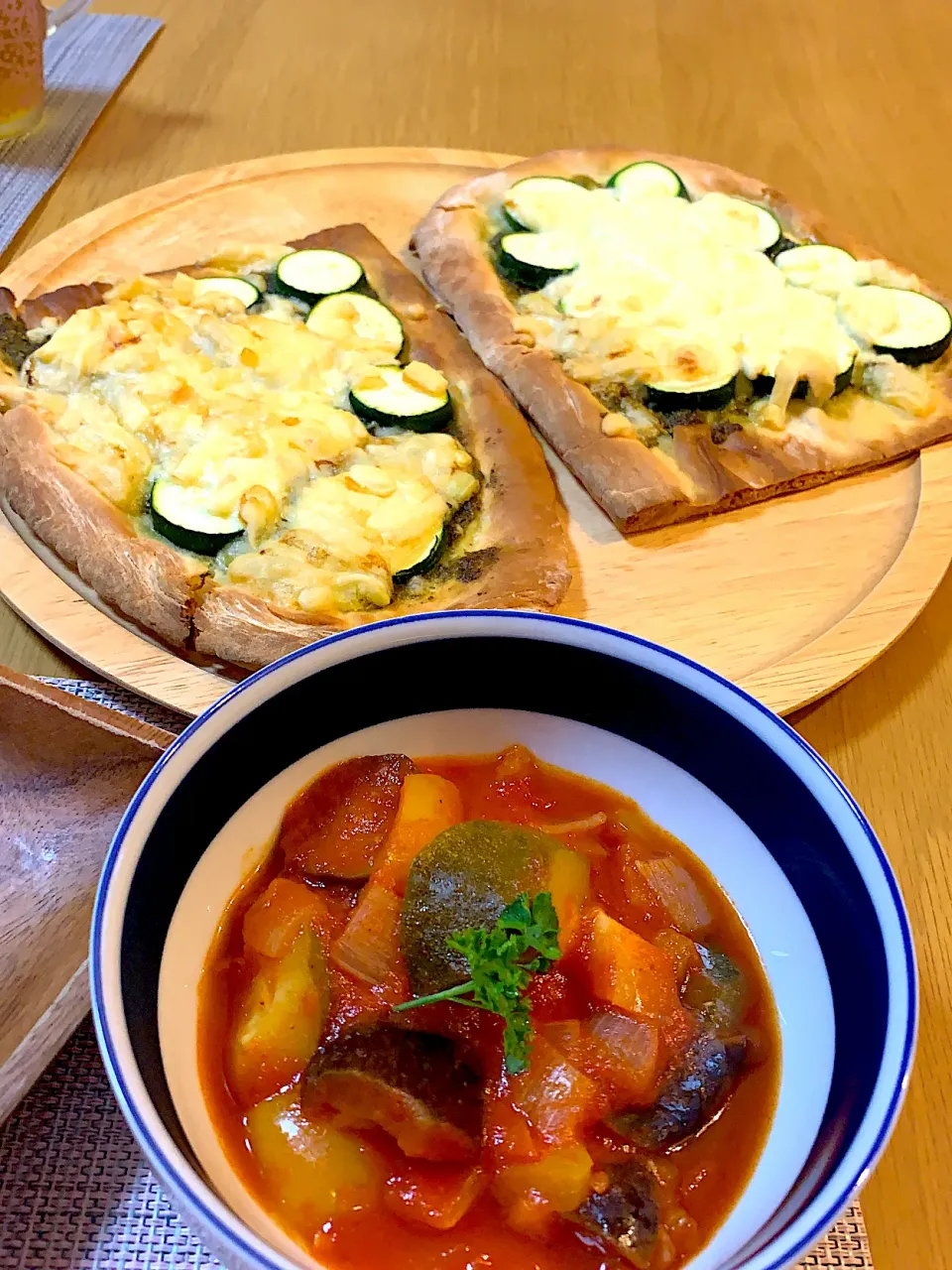 ラタトゥイユとズッキーニのピザで晩御飯|Mikaさん