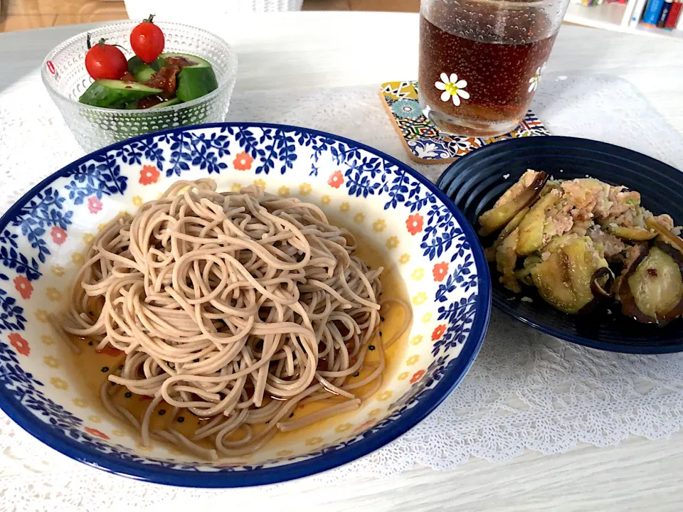 ざるそば、昨日の餃子の具とナスを揚げたやつ、きゅうりとまと|いとさん