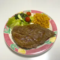 Snapdishの料理写真:サーロインステーキ🥩とチョレギサラダ🥗|えみさん