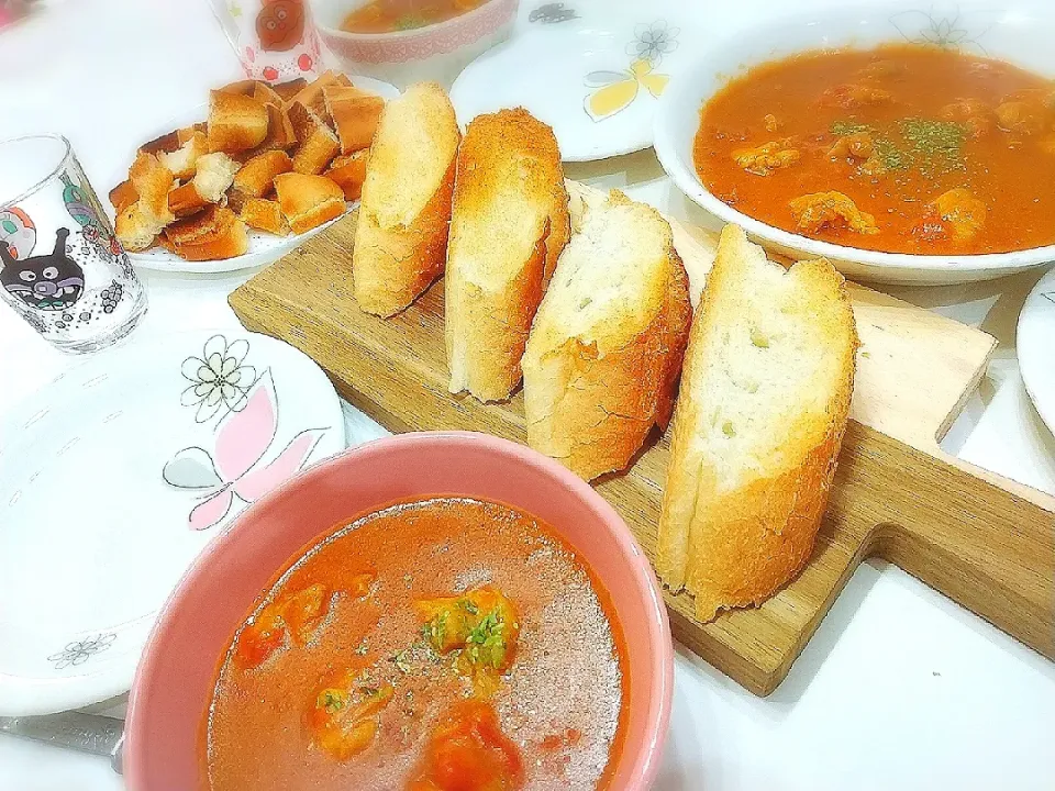 Snapdishの料理写真:夕食(*^^*)
バターチキンカレー
フランスパン
ロールパン|プリン☆さん