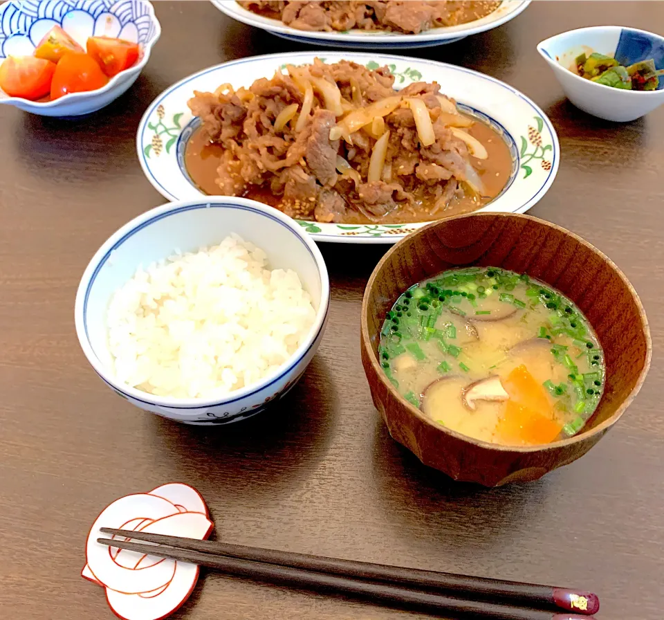 Snapdishの料理写真:牛肉のスタミナ炒め　トマト　きゅうりのニラダレ和え　お味噌汁|NAKATAさん