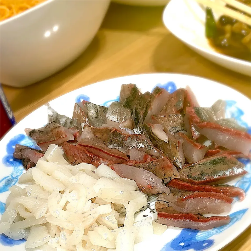 昨日の夕ごはんの一品🍻アジとイカのお刺身🥢夫の趣味→魚さばき⚑*ﾟ|ぁゃ🍃さん