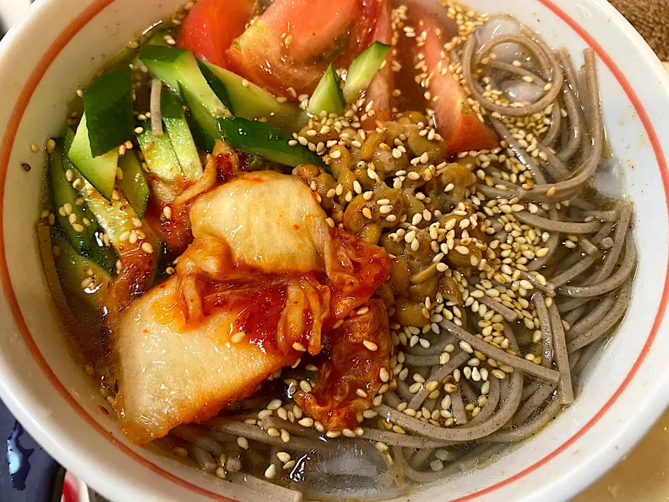 キムチ冷麺風⁉️の蕎麦😌カツオ出汁とゴマ油で味付け♪|かおちゃんさん