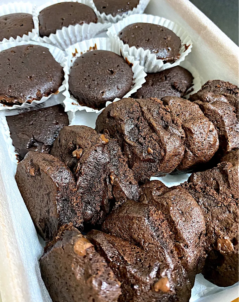 Done making chocolate cookies and chocolate mini muffins|Laarni Nabongさん