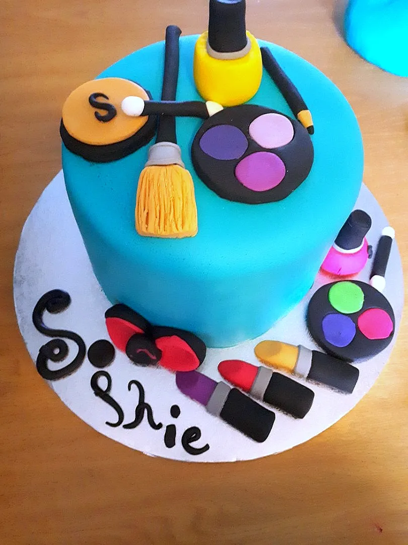 Snapdishの料理写真:makeup fondant cake|Shanaさん