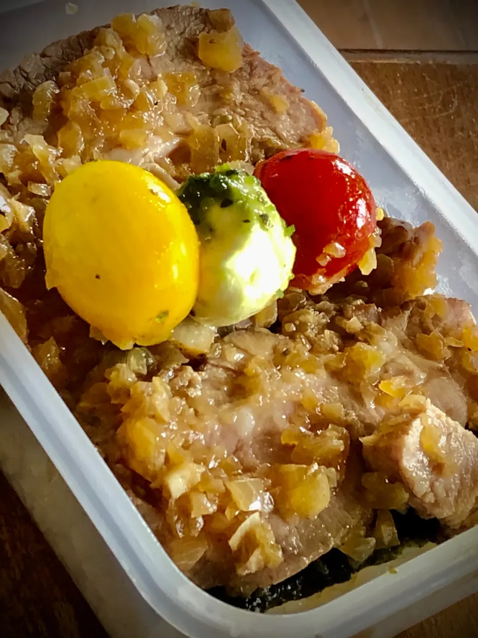 Snapdishの料理写真:豚バラブロックのオーブン焼に玉ねぎソースの茶色のタッパー弁当🍱|sudachiさん