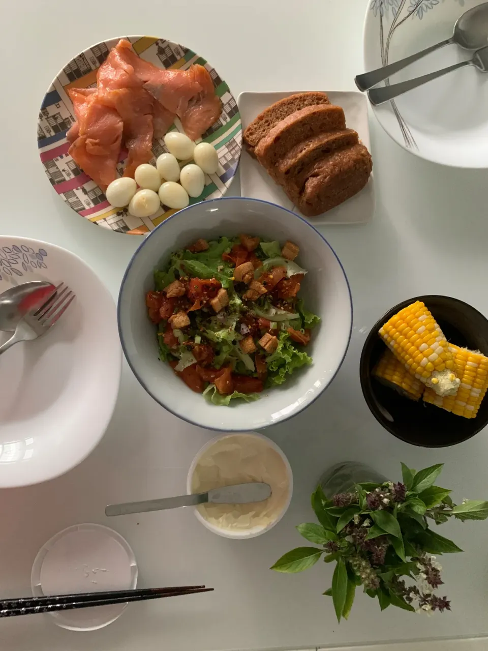 Salad, marmite bread, smoked salmon and quails eggs|Ong Sor Fernさん