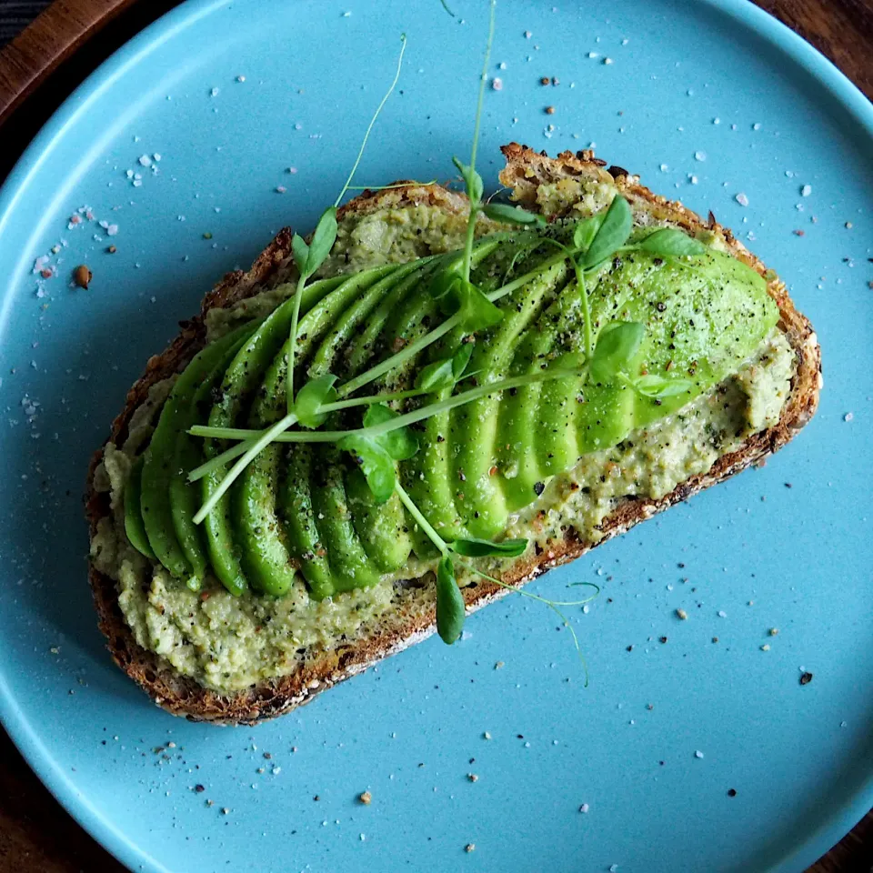 Seeded sourdough topped with avocado & basil hummus|Misstyさん