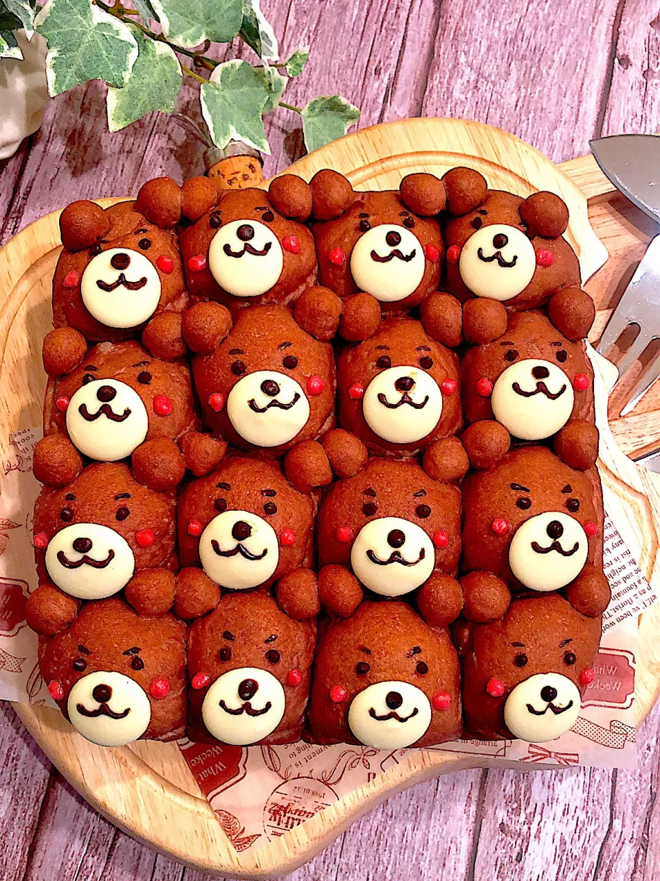 クマ🧸ちぎりパン(*^◯^*)クマちゃん作りにハマってまして(*˘▿˘✽)でも白い○大きすぎたな( •̅_•̅ )|AXさん