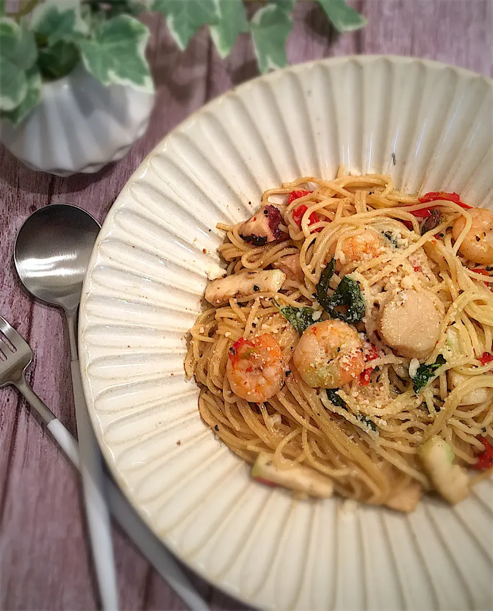 Snapdishの料理写真:南紀白浜にあるイタリア料理屋さん、ペスカトーレのパスタ🍝テイクアウト用のレトルトなんやけど温めただけとは思えないクォリティ(ㅅ´ ˘ `)いただきもの〜💕|AXさん