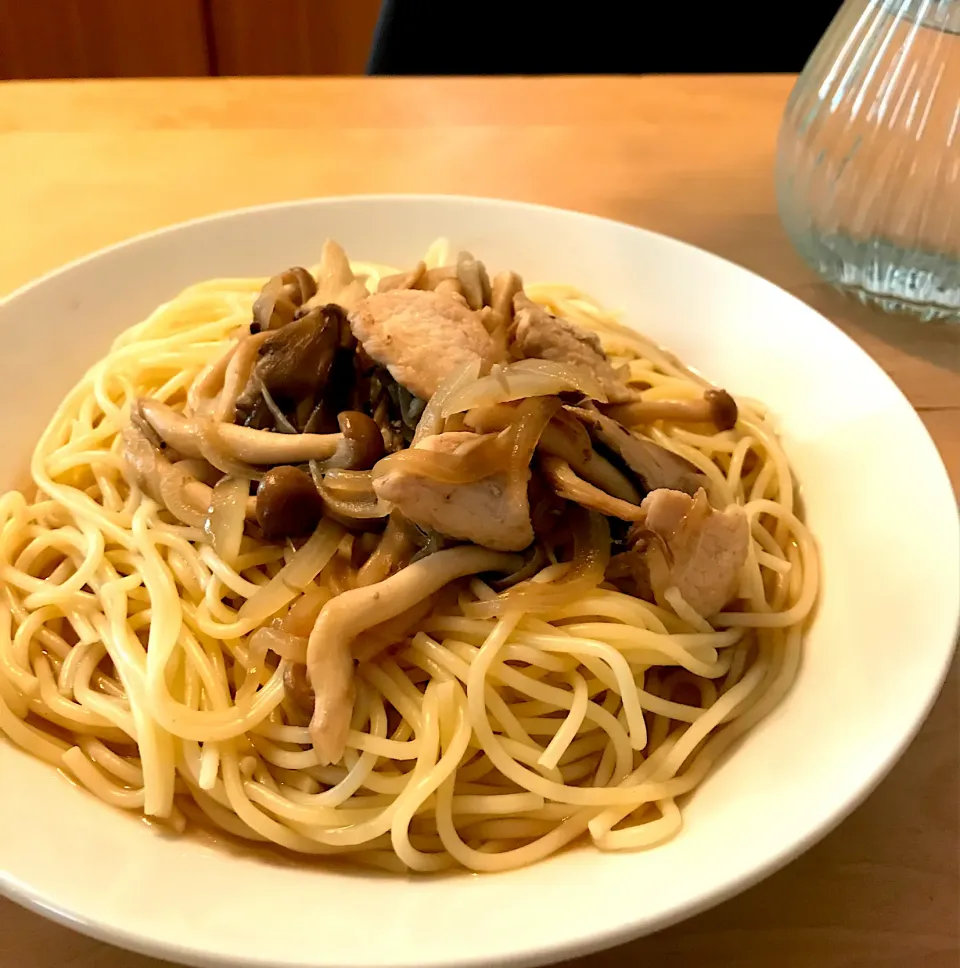 鶏胸肉ときのこの醤油パスタ|こまおさん