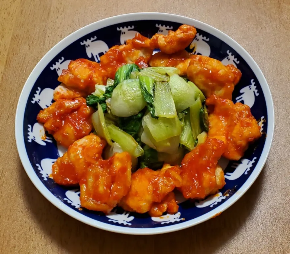 鶏肩小肉のガーリックケチャップ炒めとチンゲン菜の炒め物|ナナさん