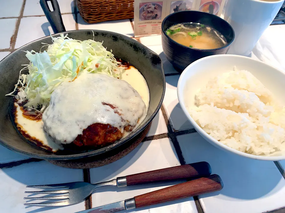 Snapdishの料理写真:チーズトンバーグ定食|chan mitsuさん