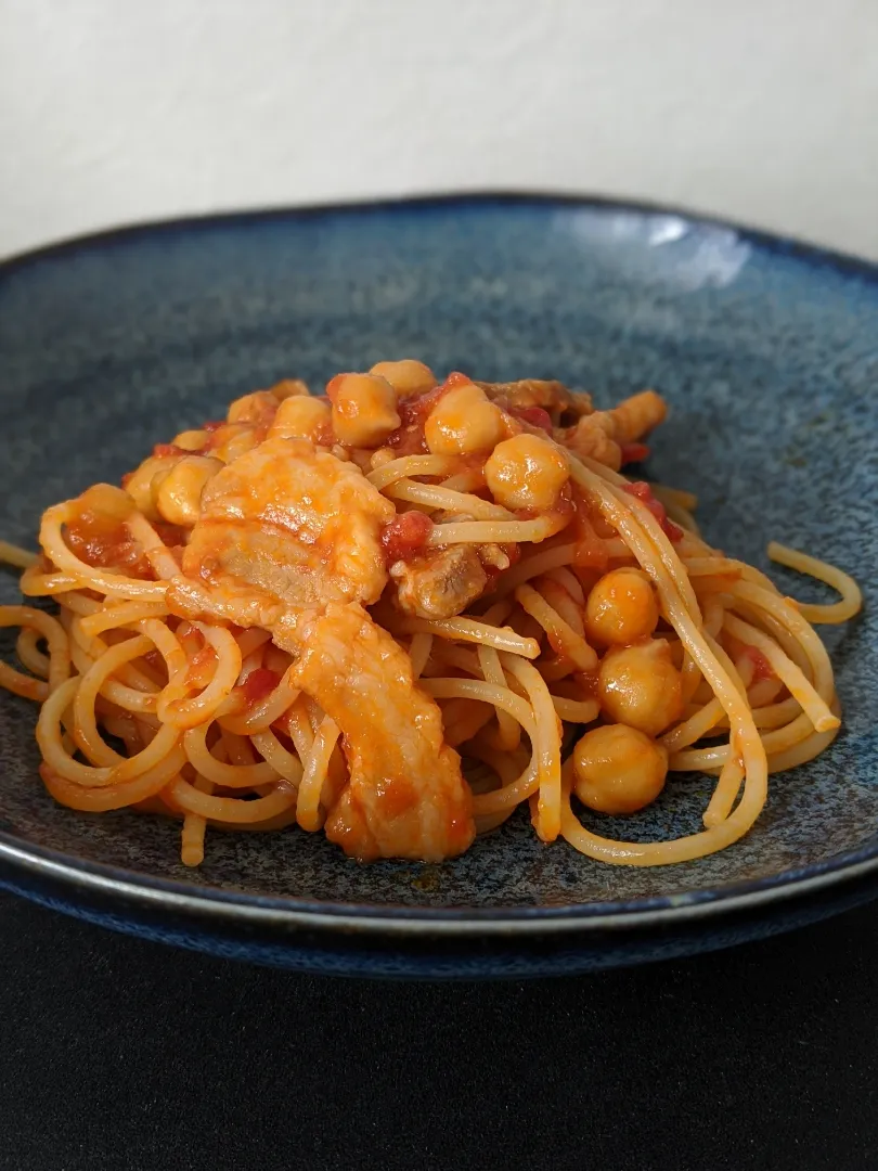 塩豚とひよこ豆のトマトパスタ|ぼんさん