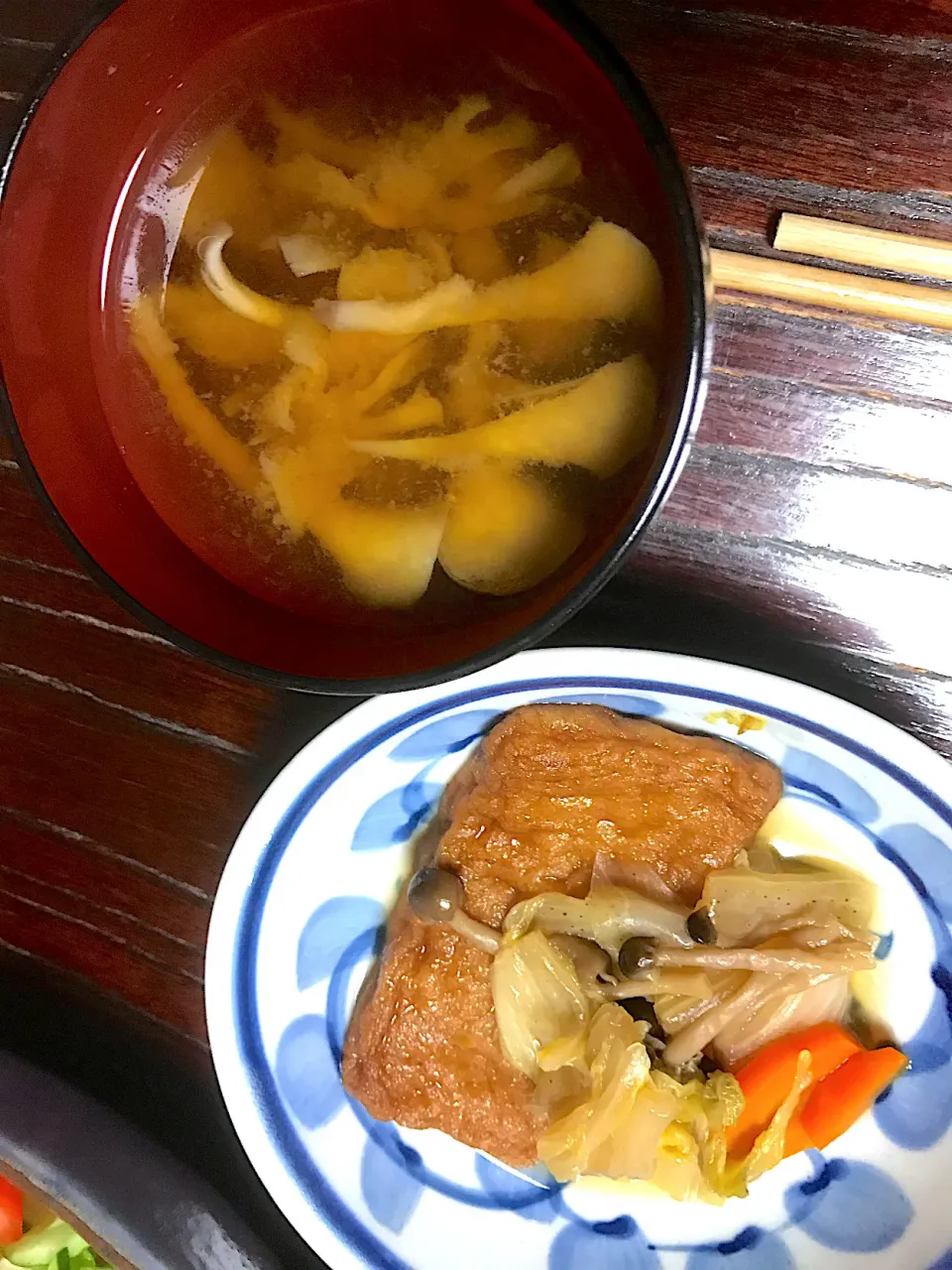 Snapdishの料理写真:舞茸のお味噌汁と白菜とさつま揚げの煮浸し  ほんだしでかなりの時短🤣|ちーさん