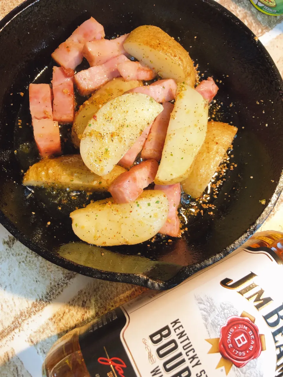 今夜のアテはベーコン🥓とジャガイモ🥔のアヒージョ風😊ジャガイモは皮付きでカット！レンチンしてからスキレットに投入しました。|海斗さん