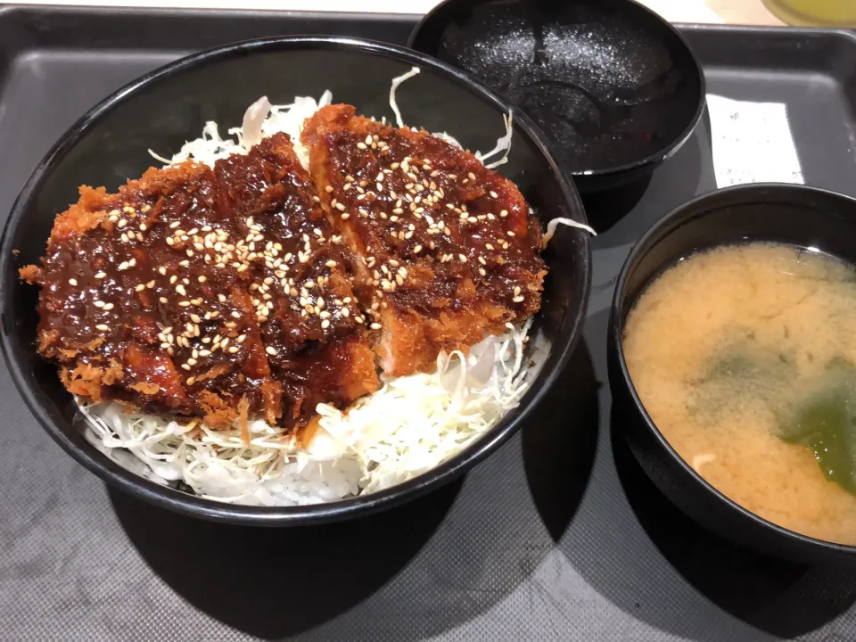 カツ丼チェーン店で味噌カツ頼みました！|ムカ着火ファイヤーさん