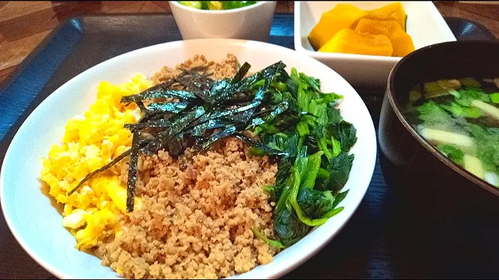 オートミールと高野豆腐そぼろの三色丼|まいらさん