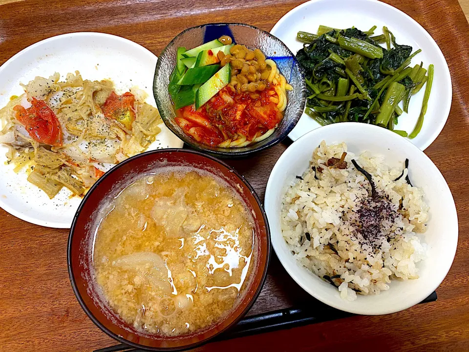 サワラのバター焼き🐟空芯菜🥬キムチ中華風こんにゃく🍚卵とキャベツの味噌汁🥚かやくご飯|かおちゃんさん