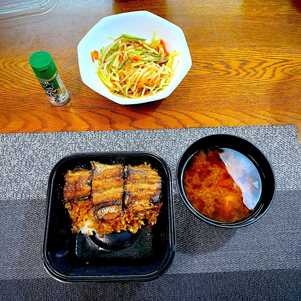 ウナ丼、味噌汁、もやしのピリ辛和え|yakinasuさん