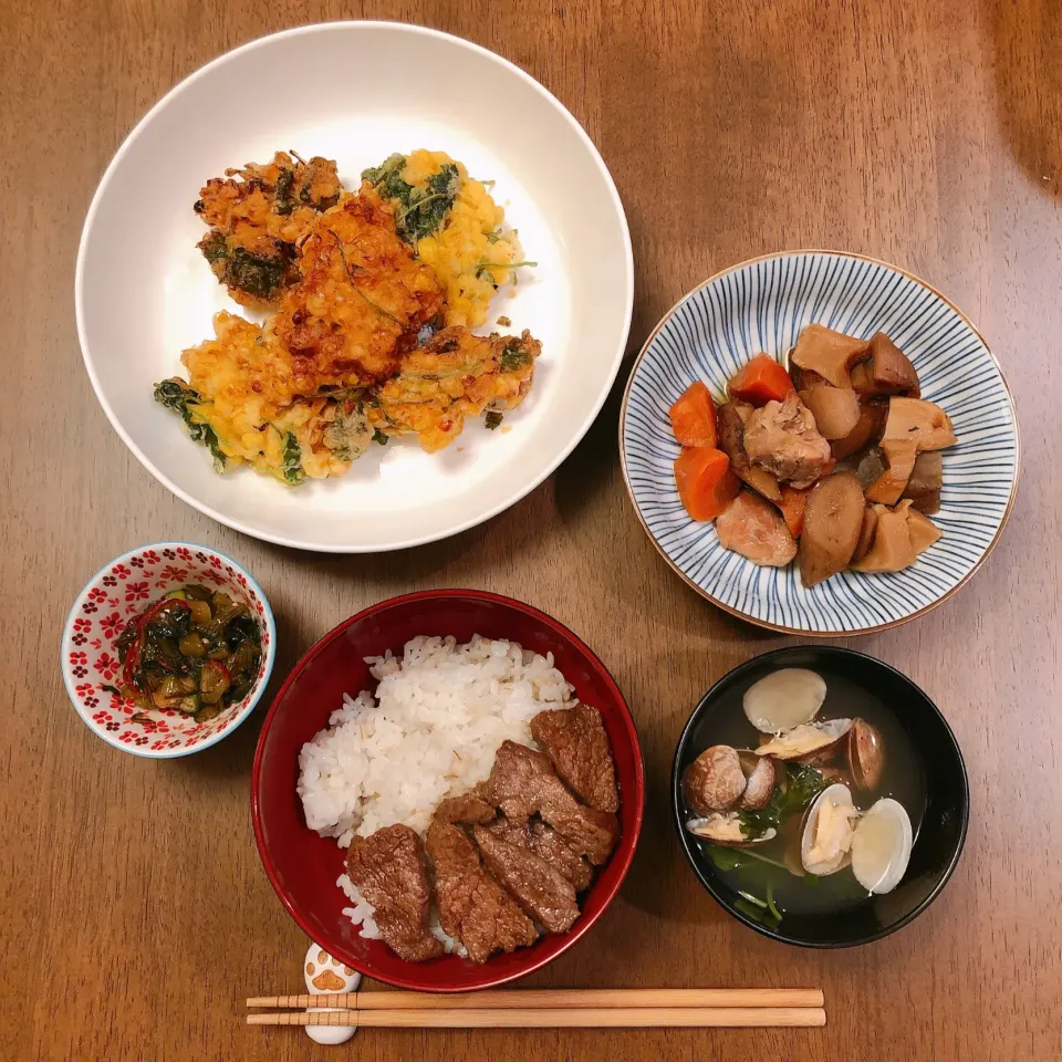 とうもろこしのかき揚げ、セブンの筑前煮、オクラと野沢菜漬け混ぜたやつ、あさりのお吸い物、ステーキ丼|薫子さん